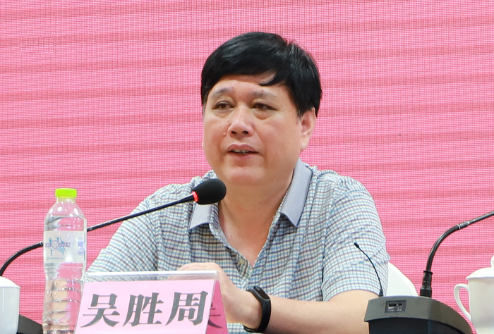 圖為自治區(qū)工業(yè)與信息化廳中小企業(yè)發(fā)展處處長(zhǎng)吳勝周主持開(kāi)班講話(huà)